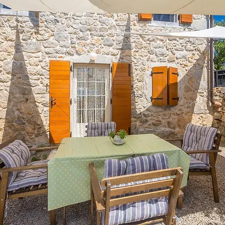 Holiday Lara Holiday home Brzac